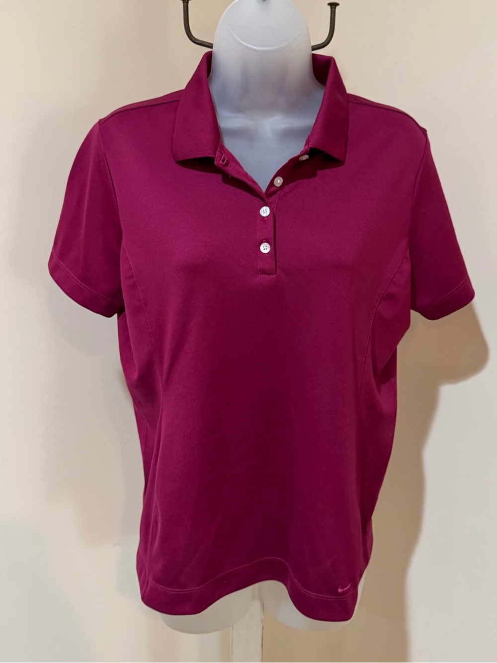 NEW WOMENS NIKE BUTTON UP, FIT DRY, GOLF, POLO SHIRT IN MAGENTA SIZE MEDIUM